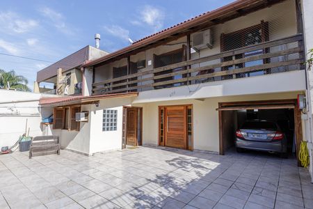 Casa à venda com 240m², 3 quartos e 4 vagas Casa à venda com 240m², 3 quartos e 4 vagasFachada