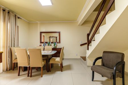 Casa à venda com 240m², 3 quartos e 4 vagas Casa à venda com 240m², 3 quartos e 4 vagasSala 2