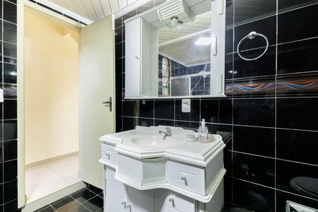 Casa à venda com 240m², 3 quartos e 4 vagas Casa à venda com 240m², 3 quartos e 4 vagasBanheiro Social 2