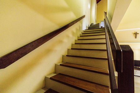 Casa à venda com 240m², 3 quartos e 4 vagas Casa à venda com 240m², 3 quartos e 4 vagasEscada