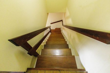 Casa à venda com 240m², 3 quartos e 4 vagas Casa à venda com 240m², 3 quartos e 4 vagasEscada