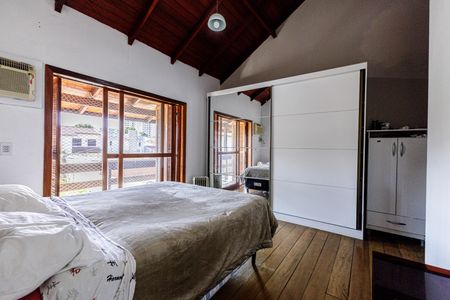 Casa à venda com 240m², 3 quartos e 4 vagas Casa à venda com 240m², 3 quartos e 4 vagasSuíte