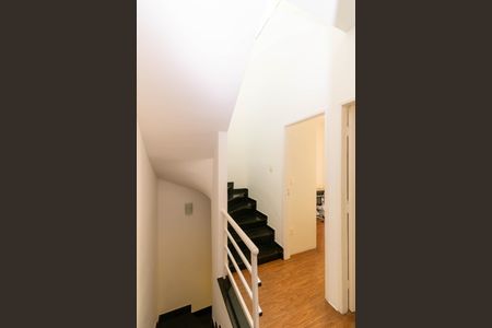 Casa de condomínio à venda com 119m², 3 quartos e 2 vagas Casa de condomínio à venda com 119m², 3 quartos e 2 vagasEscada