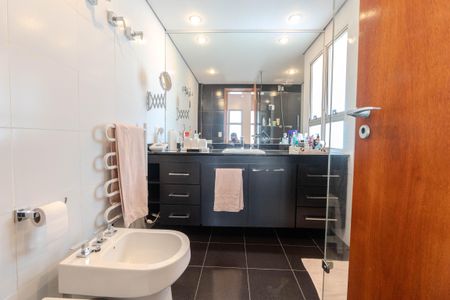 Apartamento à venda com 264m², 4 quartos e 3 vagasBanheiro da Suíte 1