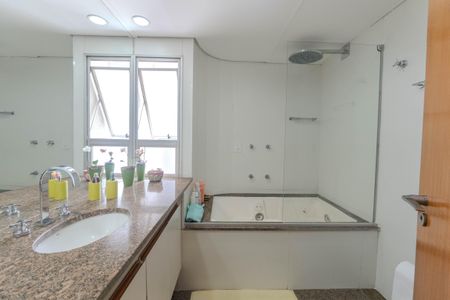Apartamento à venda com 264m², 4 quartos e 3 vagasBanheiro 1