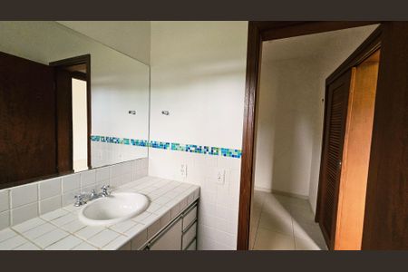 Casa de condomínio à venda com 460m², 4 quartos e 5 vagasBanheiro Suíte 1