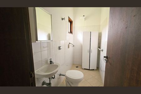 Casa de condomínio à venda com 460m², 4 quartos e 5 vagasBanheiro de Serviço