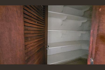 Casa de condomínio à venda com 460m², 4 quartos e 5 vagasDespensa