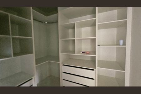 Casa de condomínio à venda com 460m², 4 quartos e 5 vagasCloset Suíte 2