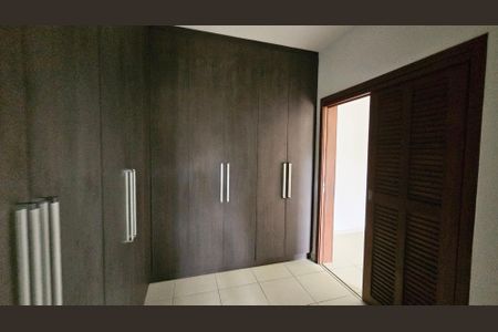 Casa de condomínio à venda com 460m², 4 quartos e 5 vagasCloset Suíte 3