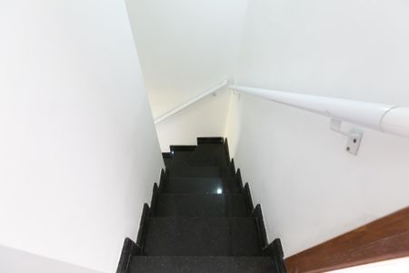 Casa de condomínio para alugar com 65m², 2 quartos e 1 vagaEscada