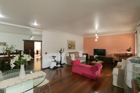 Casa à venda com 340m², 4 quartos e 3 vagas Casa à venda com 340m², 4 quartos e 3 vagasSala