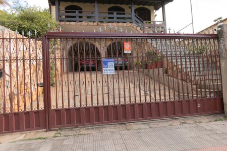 Casa à venda com 340m², 4 quartos e 3 vagas Casa à venda com 340m², 4 quartos e 3 vagasPlaca