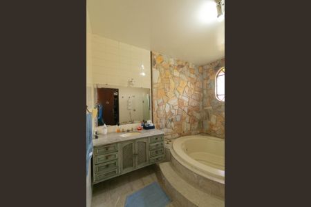 Casa à venda com 340m², 4 quartos e 3 vagas Casa à venda com 340m², 4 quartos e 3 vagasBanheiro da Suíte 2