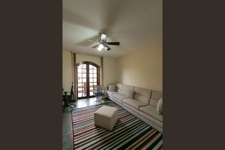 Casa à venda com 340m², 4 quartos e 3 vagas Casa à venda com 340m², 4 quartos e 3 vagasSala de TV