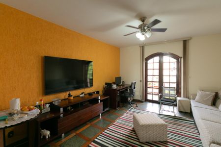 Casa à venda com 340m², 4 quartos e 3 vagas Casa à venda com 340m², 4 quartos e 3 vagasSala de TV