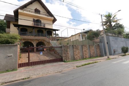 Casa à venda com 340m², 4 quartos e 3 vagas Casa à venda com 340m², 4 quartos e 3 vagasFachada