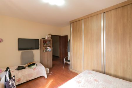 Casa à venda com 340m², 4 quartos e 3 vagas Casa à venda com 340m², 4 quartos e 3 vagasQuarto 1