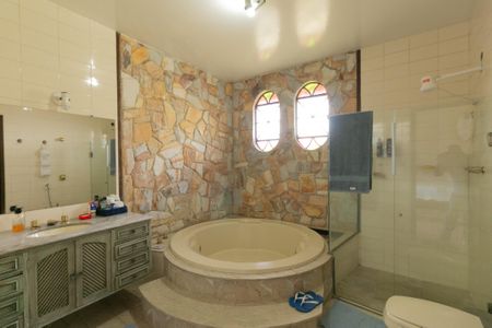 Casa à venda com 340m², 4 quartos e 3 vagas Casa à venda com 340m², 4 quartos e 3 vagasBanheiro da Suíte 2