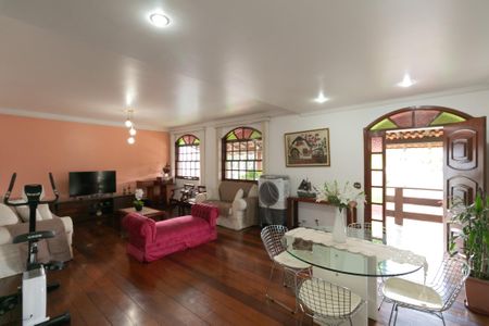 Casa à venda com 340m², 4 quartos e 3 vagas Casa à venda com 340m², 4 quartos e 3 vagasSala