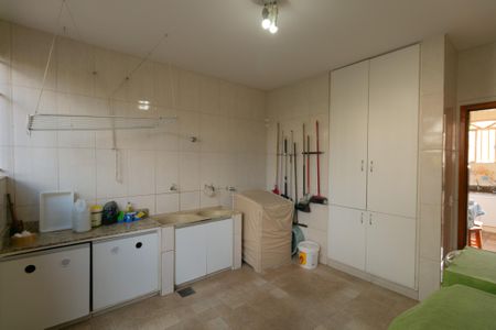 Casa à venda com 340m², 4 quartos e 3 vagas Casa à venda com 340m², 4 quartos e 3 vagasÁrea de Serviço