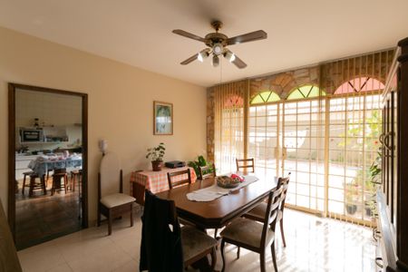 Casa à venda com 340m², 4 quartos e 3 vagas Casa à venda com 340m², 4 quartos e 3 vagasSala de Jantar 2