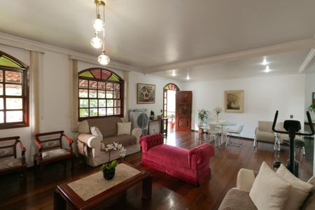 Casa à venda com 340m², 4 quartos e 3 vagas Casa à venda com 340m², 4 quartos e 3 vagasSala