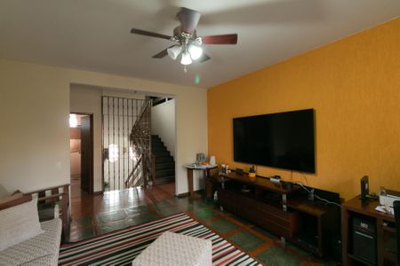 Casa à venda com 340m², 4 quartos e 3 vagas Casa à venda com 340m², 4 quartos e 3 vagasSala de TV