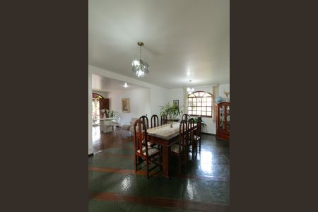 Casa à venda com 340m², 4 quartos e 3 vagas Casa à venda com 340m², 4 quartos e 3 vagasSala de Jantar