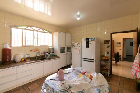 Casa à venda com 340m², 4 quartos e 3 vagas Casa à venda com 340m², 4 quartos e 3 vagasCozinha