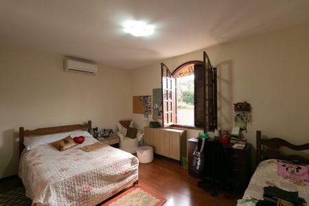 Casa à venda com 340m², 4 quartos e 3 vagas Casa à venda com 340m², 4 quartos e 3 vagasQuarto 1