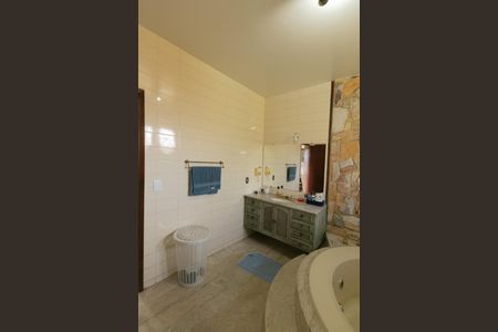 Casa à venda com 340m², 4 quartos e 3 vagas Casa à venda com 340m², 4 quartos e 3 vagasBanheiro da Suíte 2