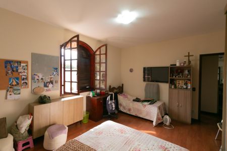 Casa à venda com 340m², 4 quartos e 3 vagas Casa à venda com 340m², 4 quartos e 3 vagasQuarto 1