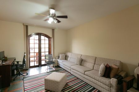 Casa à venda com 340m², 4 quartos e 3 vagas Casa à venda com 340m², 4 quartos e 3 vagasSala de TV