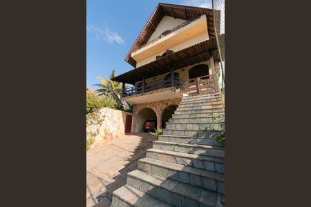 Casa à venda com 340m², 4 quartos e 3 vagas Casa à venda com 340m², 4 quartos e 3 vagasÁrea Externa