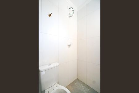 Casa de condomínio à venda com 50m², 2 quartos e 1 vaga Casa de condomínio à venda com 50m², 2 quartos e 1 vagaBanheiro da suíte 01