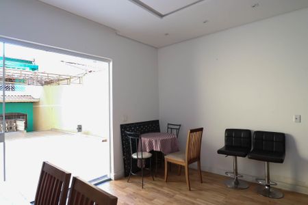 Casa para alugar com 70m², 2 quartos e 2 vagas Casa para alugar com 70m², 2 quartos e 2 vagasEdícula