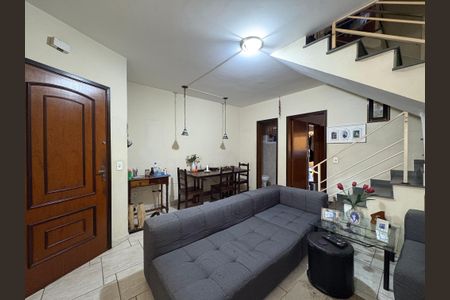 Casa à venda com 75m², 3 quartos e 2 vagas Casa à venda com 75m², 3 quartos e 2 vagasSala