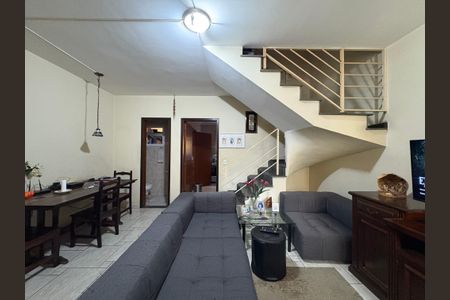 Casa à venda com 75m², 3 quartos e 2 vagas Casa à venda com 75m², 3 quartos e 2 vagasSala
