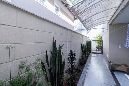 Casa de condomínio à venda com 125m², 4 quartos e 2 vagasCorredor