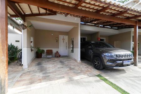Casa de condomínio à venda com 125m², 4 quartos e 2 vagasFachada