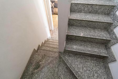 Casa de condomínio à venda com 125m², 4 quartos e 2 vagasEscada