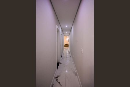 Casa para alugar com 350m², 2 quartos e 6 vagasCorredor de acesso aos quartos