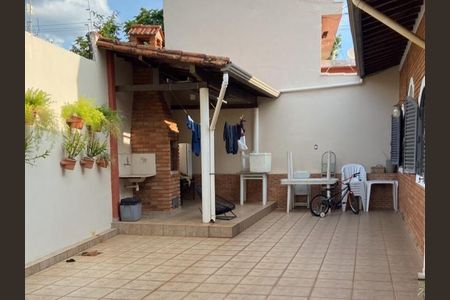Casa à venda com 199m², 4 quartos e 5 vagas Casa à venda com 199m², 4 quartos e 5 vagasÁrea Externa