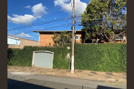 Casa à venda com 199m², 4 quartos e 5 vagas Casa à venda com 199m², 4 quartos e 5 vagasFachada