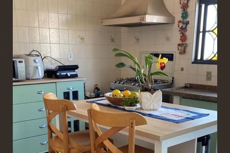 Casa à venda com 199m², 4 quartos e 5 vagas Casa à venda com 199m², 4 quartos e 5 vagasCozinha