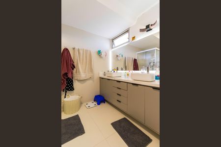 Apartamento à venda com 250m², 5 quartos e 3 vagasBanheiro da Suíte 1