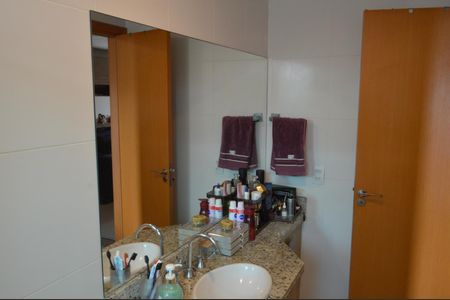 Apartamento à venda com 170m², 3 quartos e 2 vagas Apartamento à venda com 170m², 3 quartos e 2 vagasBanheiro da Suíte 1