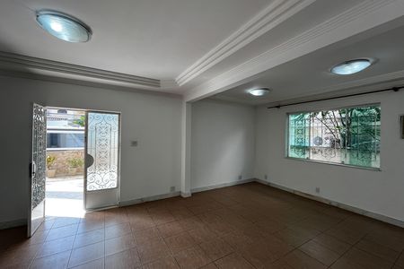 Casa à venda com 317m², 6 quartos e 2 vagas Casa à venda com 317m², 6 quartos e 2 vagasSala