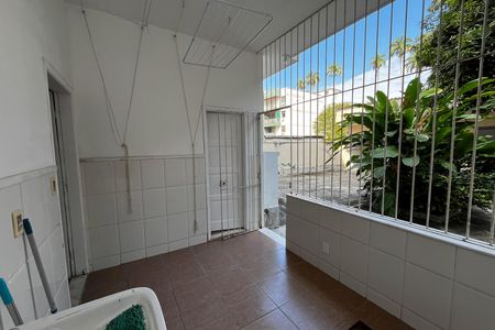 Casa à venda com 317m², 6 quartos e 2 vagas Casa à venda com 317m², 6 quartos e 2 vagasÁrea de Serviço